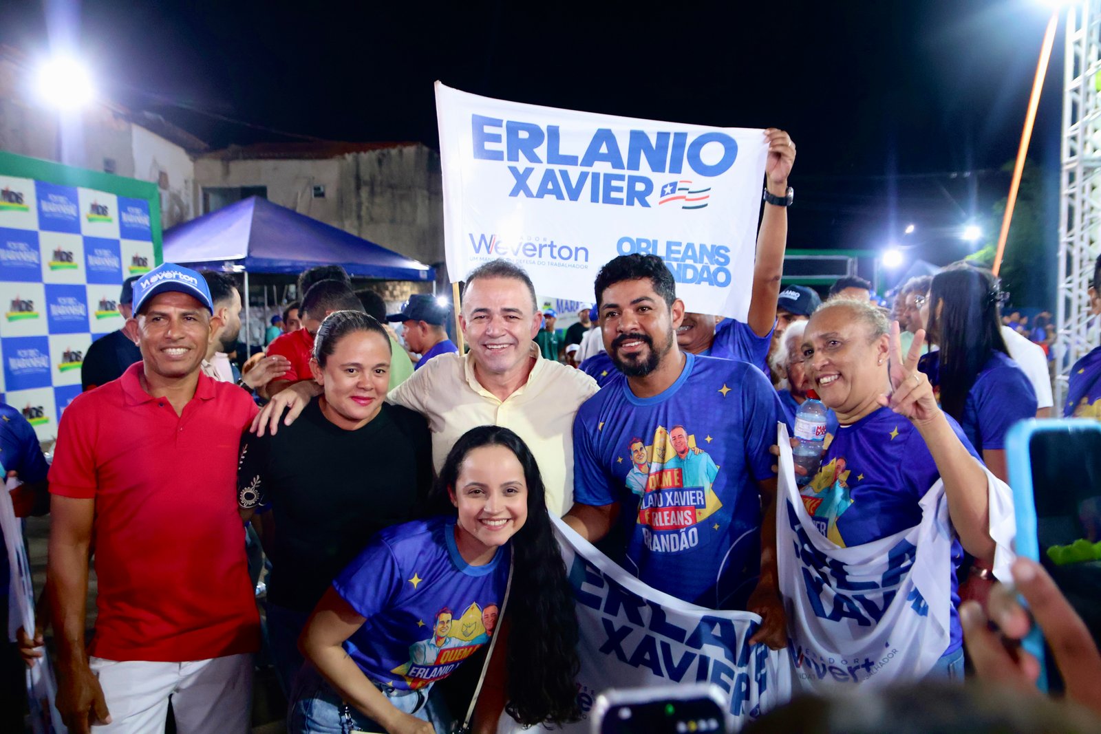 Erlanio cumprimentando moradores